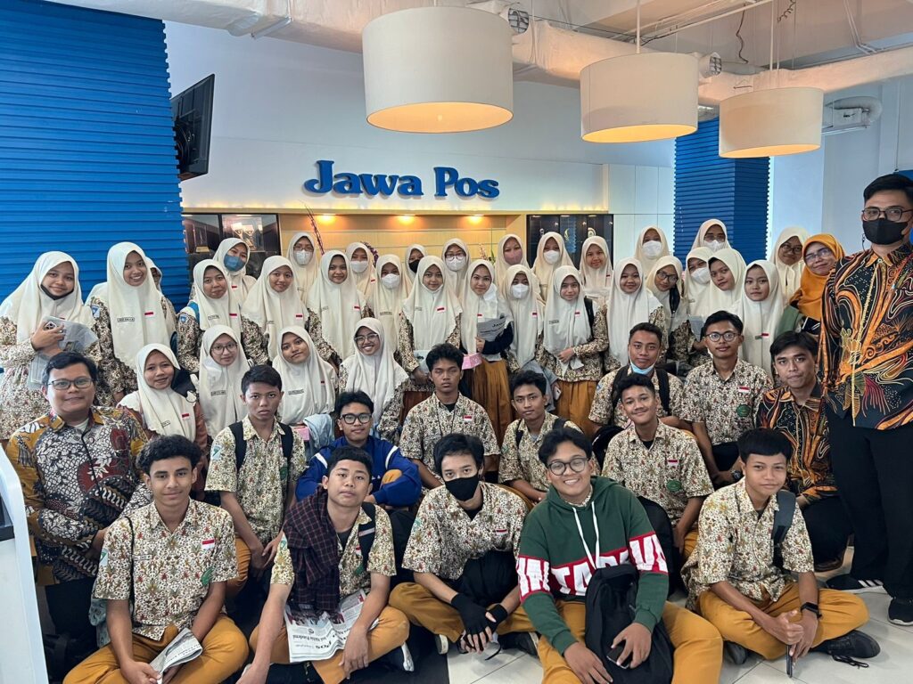 Ekskul Jurnalistik, Studi Media ke Jawa Pos